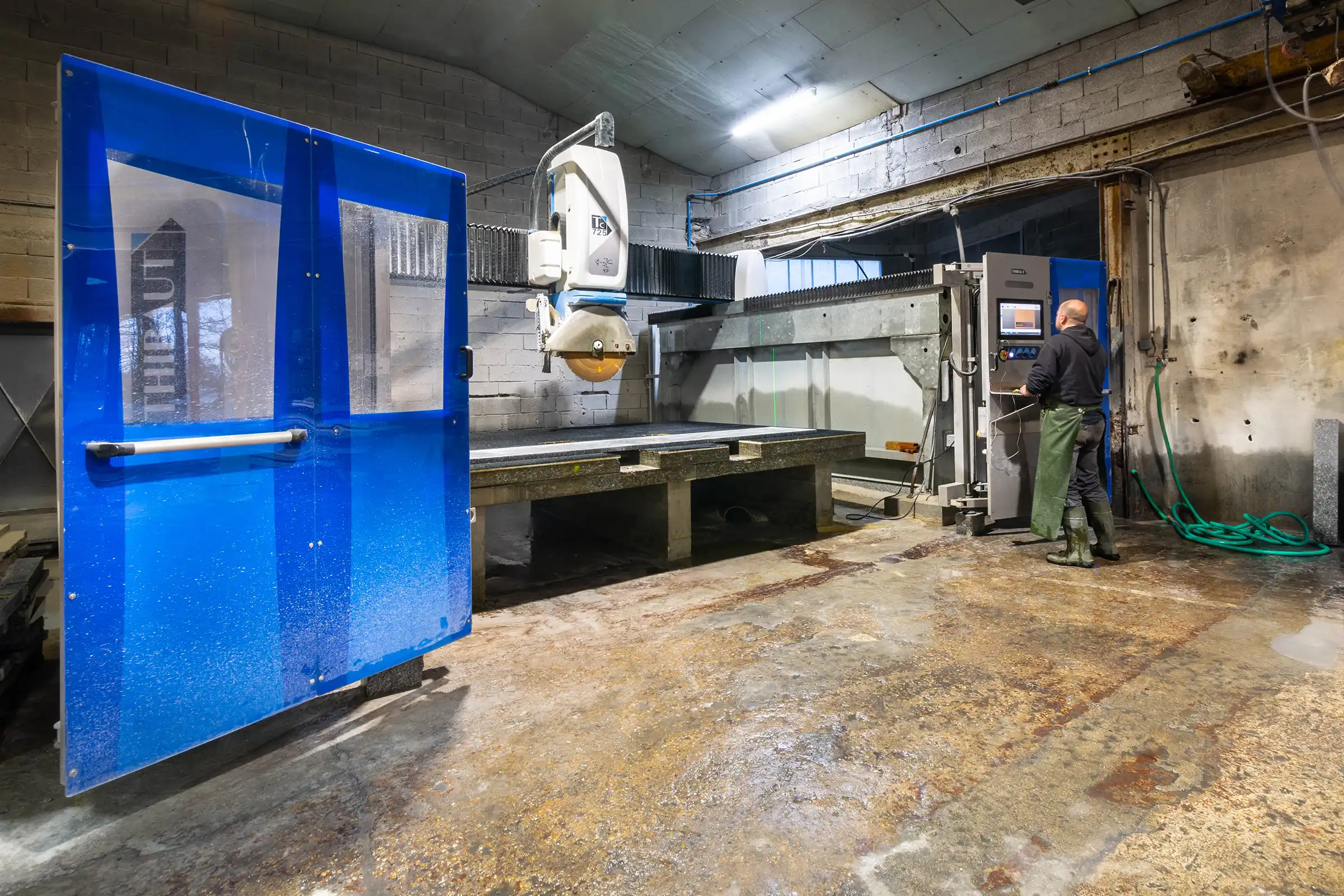 Découpe de précision du granit en atelier